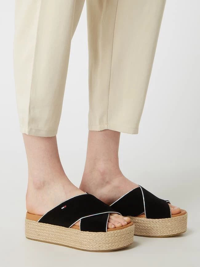 Auslauf ? Tommy ? Jeans Plateau-Pantoletten Mit Korb-Optik - Schwarz ? – Bild 3